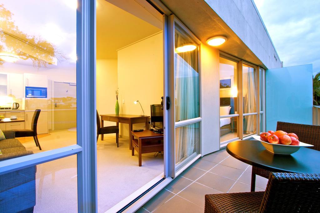 Vr Takapuna Auckland Eksteriør bilde A sliding door