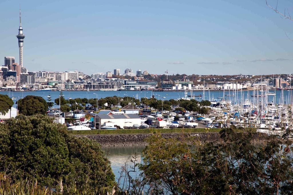 Vr Takapuna Auckland Eksteriør bilde View of the Auckland waterfront from the suburb of Albany