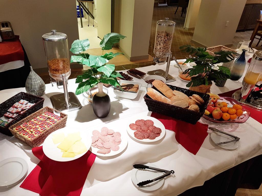 Vr Takapuna Auckland Eksteriør bilde A buffet at a hotel